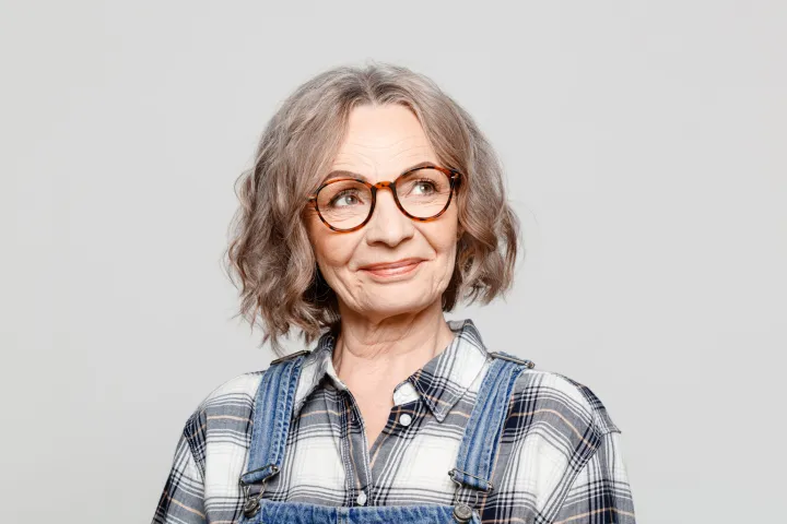 Sekraft im Alter; Eine ältere Frau trägt eine Brille