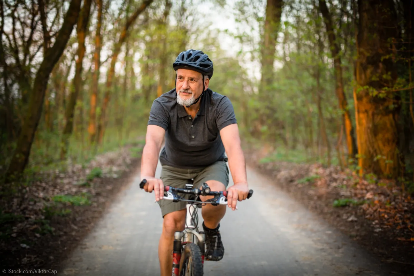 Blogbild zum Thema: Fit im Alter. Ein älterer Mann fährt Fahrrad