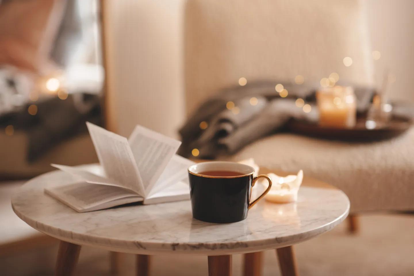 Blogbild zum Thema: Abendgebet Tagesrückblick. Eine Tasse Kaffe und ein Buch in angenehmer atmosphäre