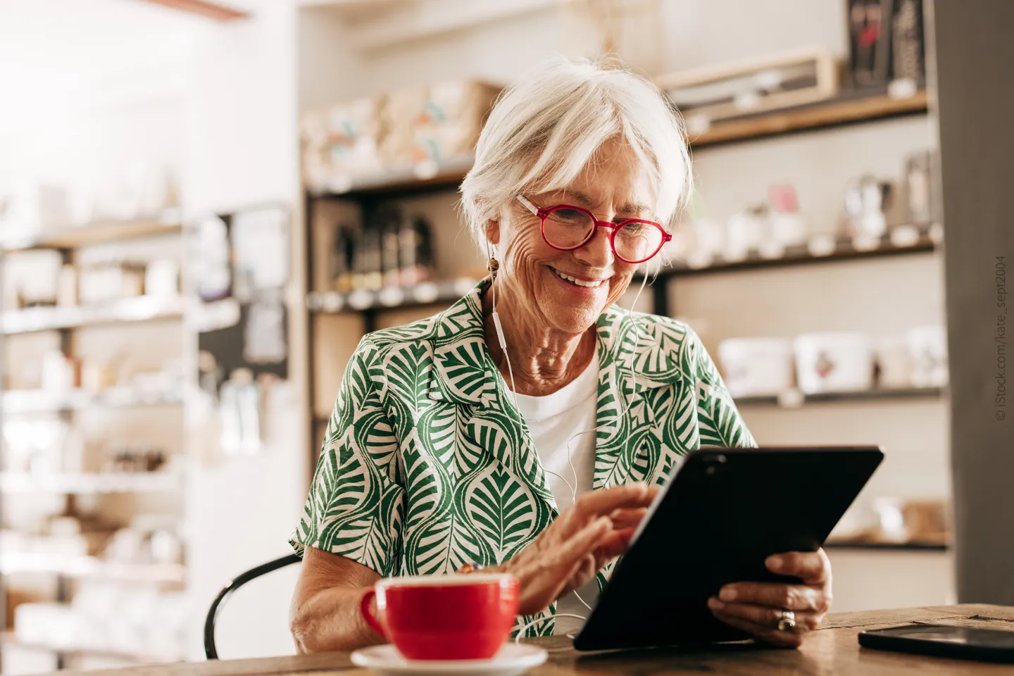Eine ältere Frau liest auf einem Tablet