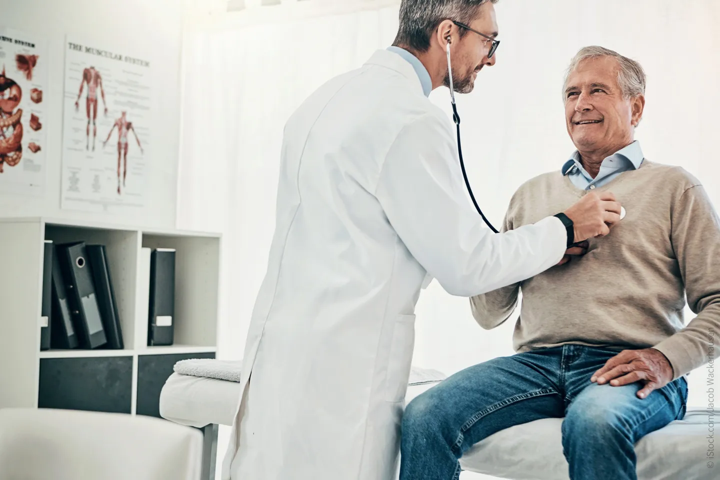 Arzt und älterer Patient