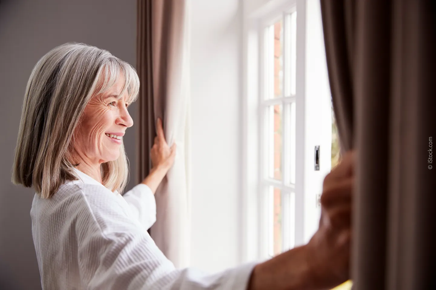 Ältere Frau am Fenster
