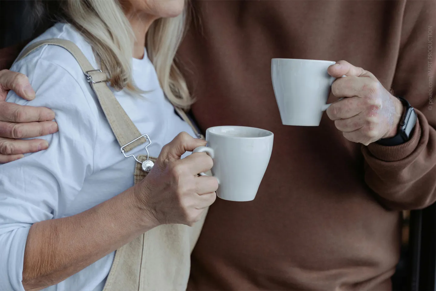 Eine älteres Paar trinkt gemeinsam Kaffee