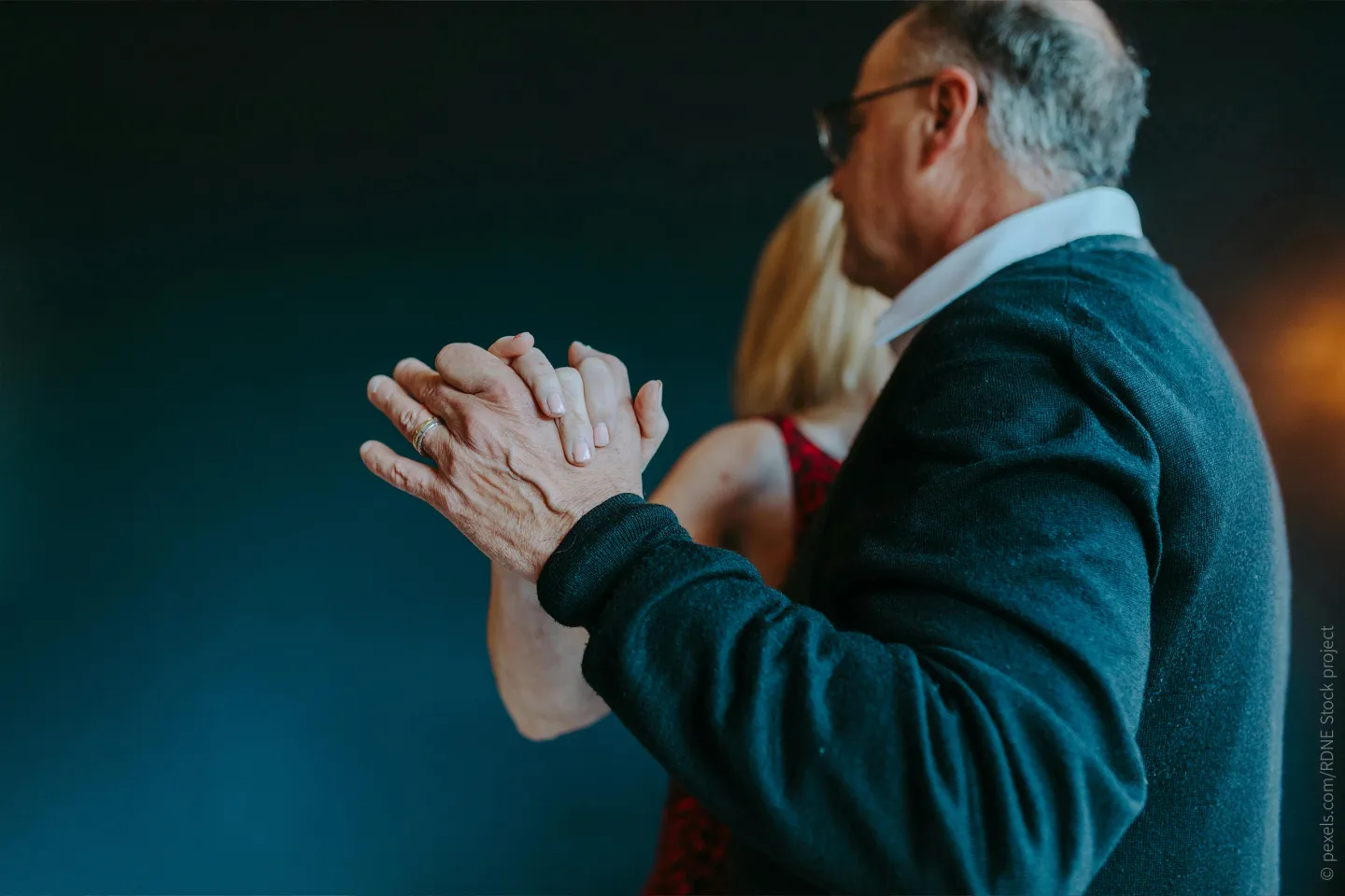 Ein älteres Paar tanzt. Blogbild zum Thema: Sexualität im Alter