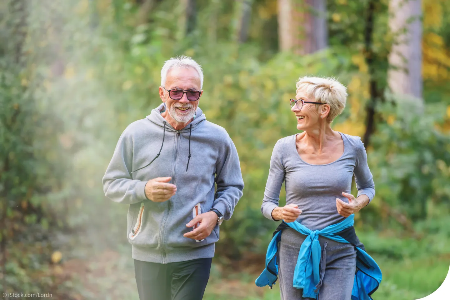 Ältere Menschen halten sich im Alter fit durch joggeln