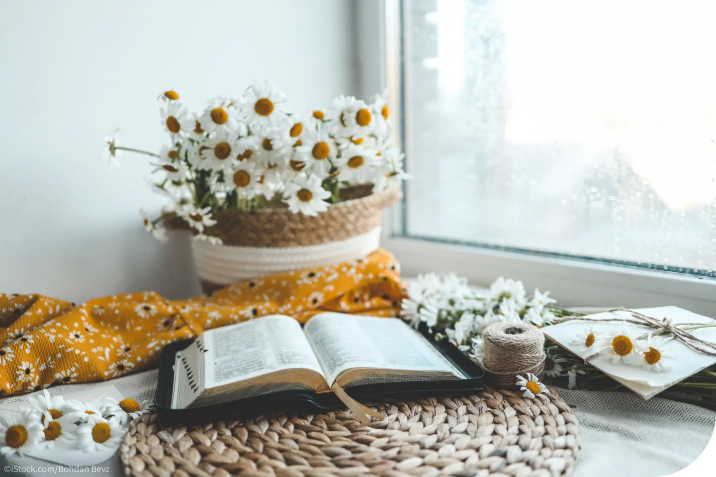 eine aufgeschlagene Bibel als Blogbild zum Thema: Ostern Auferstehung