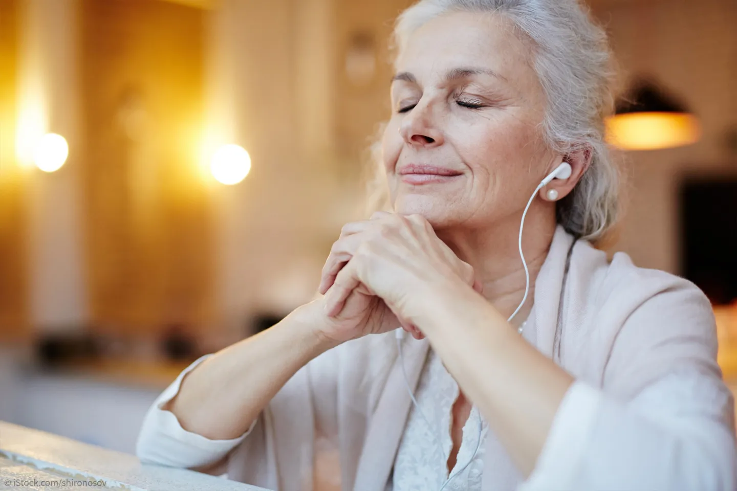eine ältere Frau hört Musik und entspannt sich. Blogbild zum Thema "Klagepsalmen Beispiele"