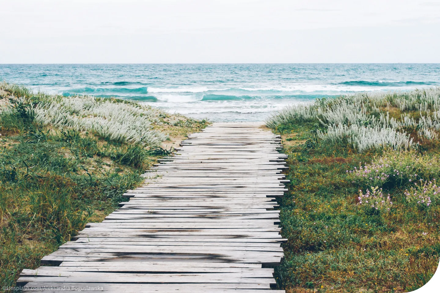 Ein Steg am Meer. Blogbild zu Ostern