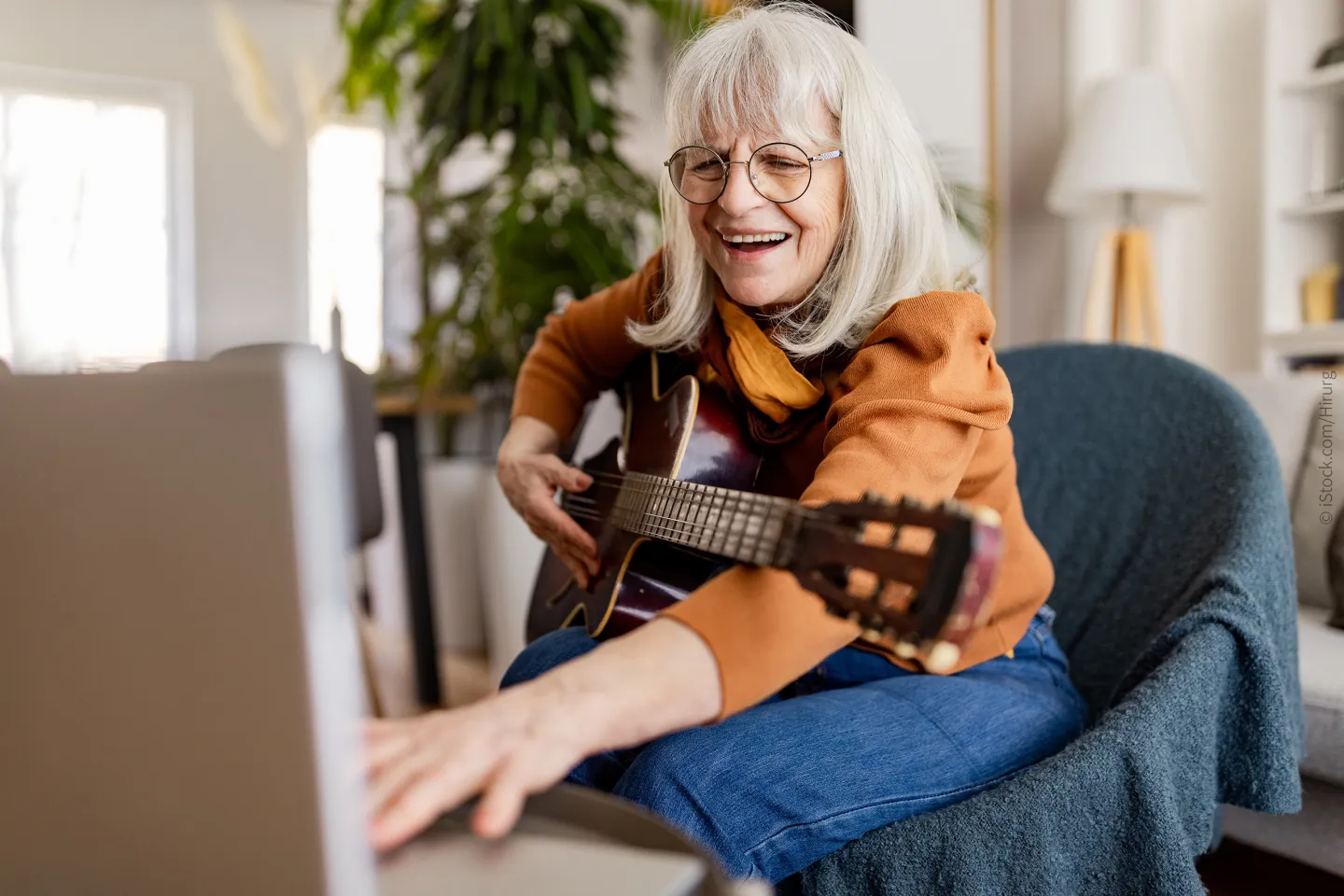 Eine ältere Frau spielt Gitarre