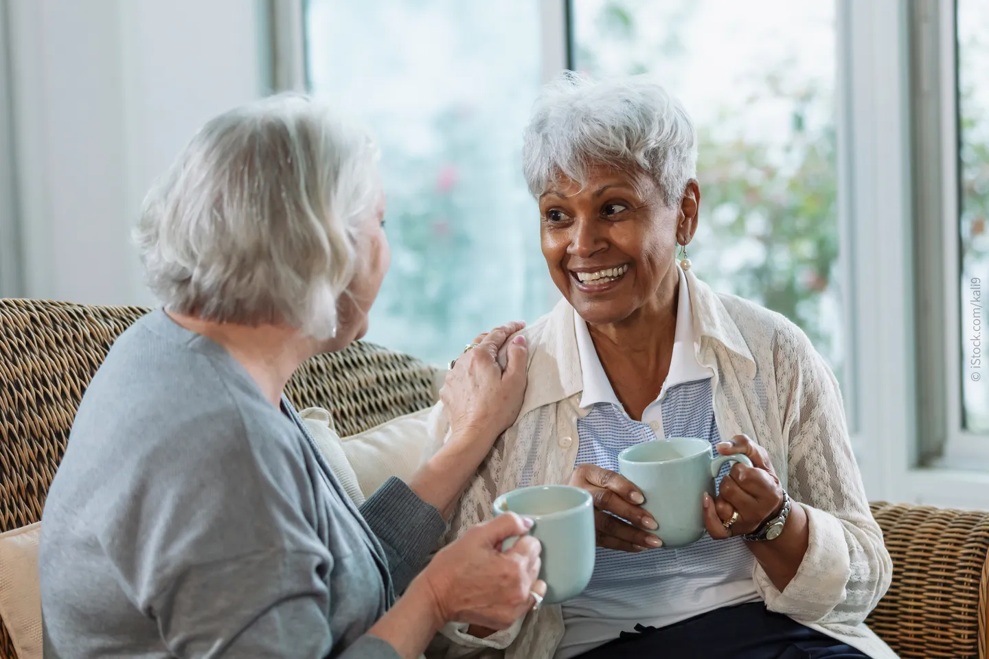 Zwei Seniorinnen trinken Kaffee und unterhalten sich