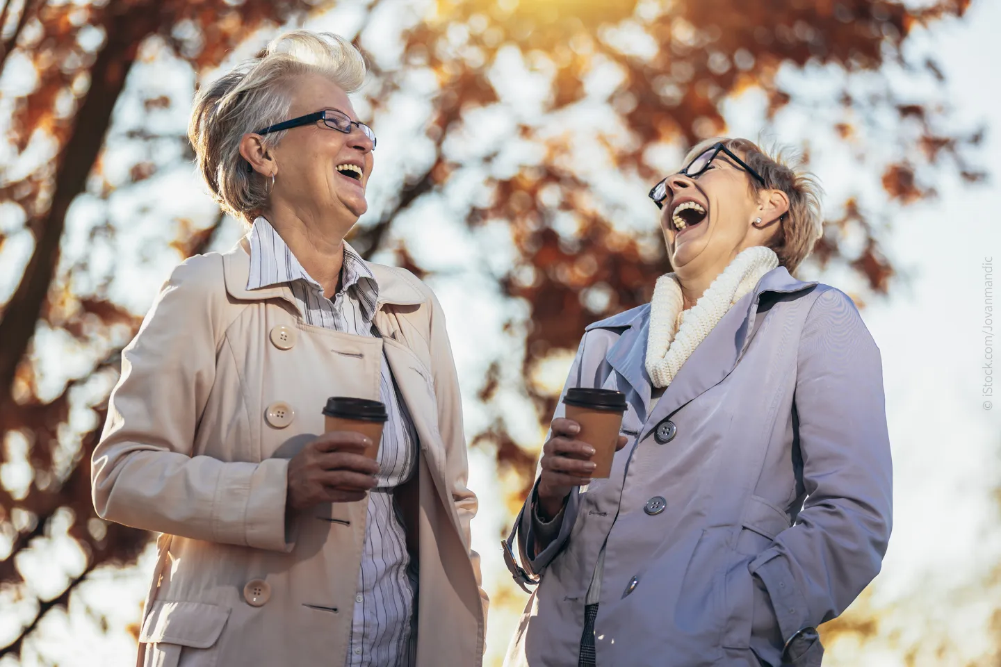 Zwei Seniorinnen trinken Kaffee und freuen sich