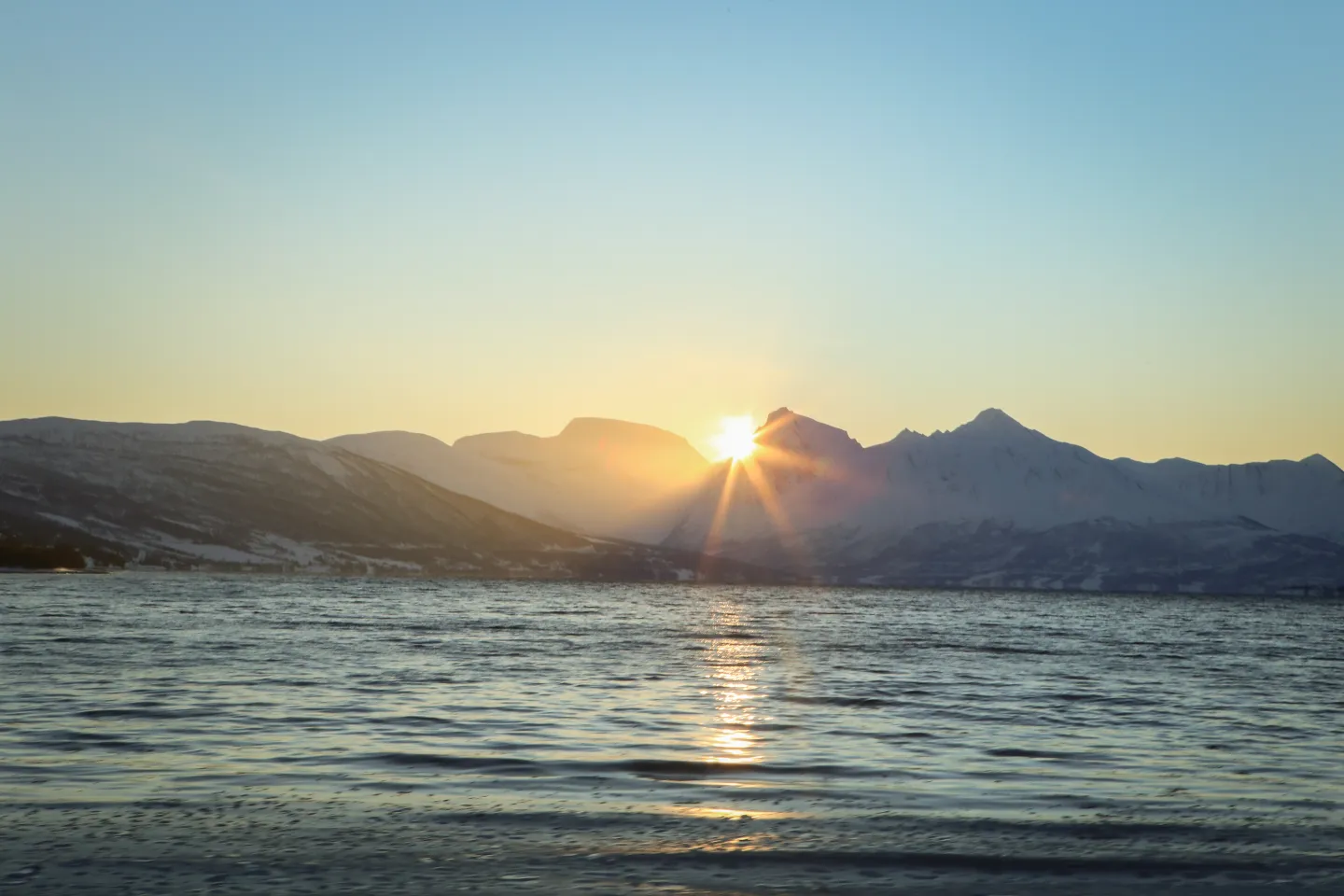 Sonnenuntergang am See mit Bergen