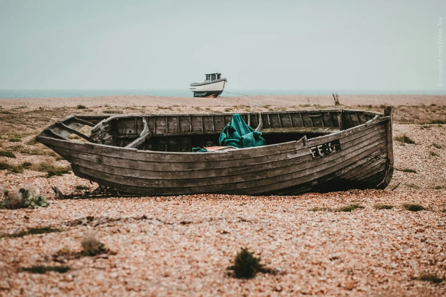 Ein Fischerboot auf Sand. Blogbild zum Thema: Wer war Petrus?